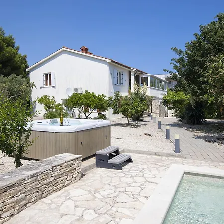 Donna - House For Relaxation With Pool, Sauna, Jacuzzi & Biliards, - Istra Ližnjan