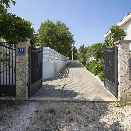 Donna - House For Relaxation With Pool, Sauna, Jacuzzi & Biliards, - Istra Villa Ližnjan